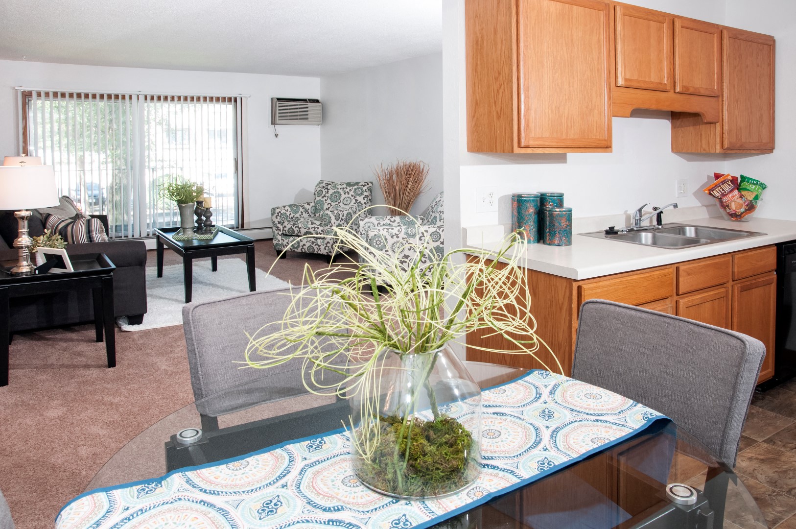 Crest Oak Apartments in Coon Rapids, MN